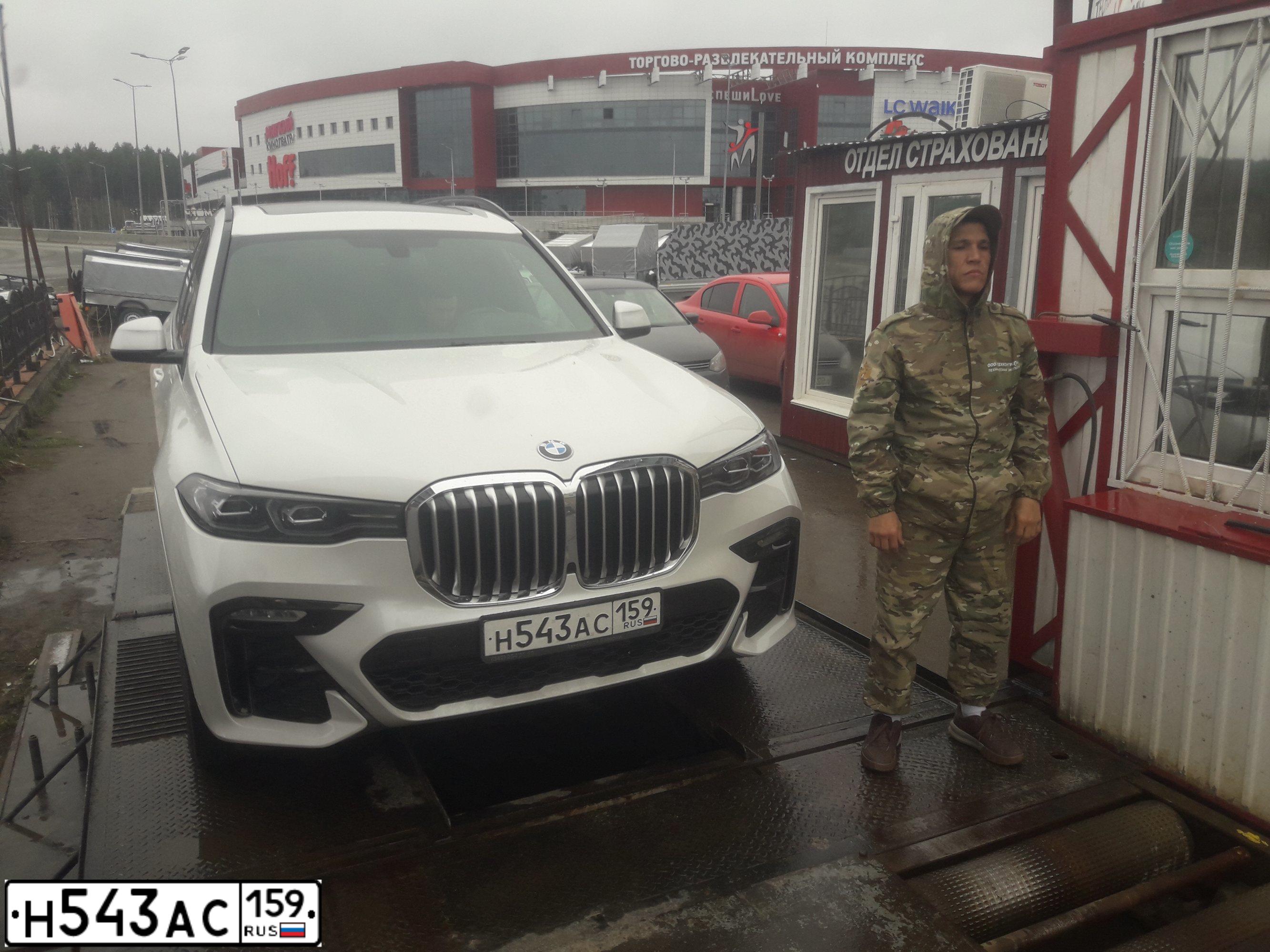 Фото автомобиля BMW X7, 2020 — госномер О543ОО159. Цвет: БЕЛЫЙ МЕТАЛЛИК