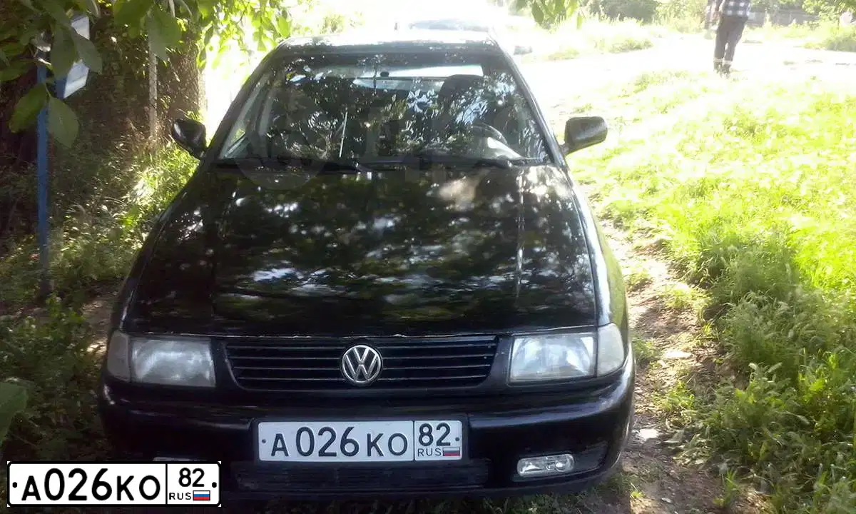 Фото автомобиля VOLKSWAGEN POLO, 1999 — госномер Р836МК82. Цвет: ЧЕРНЫЙ