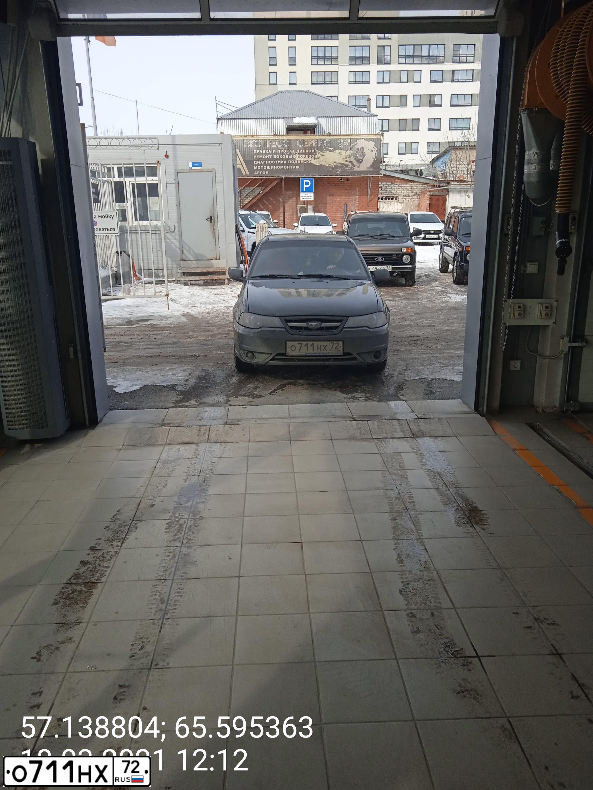 Фото автомобиля DAEWOO NEXIA, 2012 — госномер О711НХ72. Цвет: ЧЕРНЫЙ