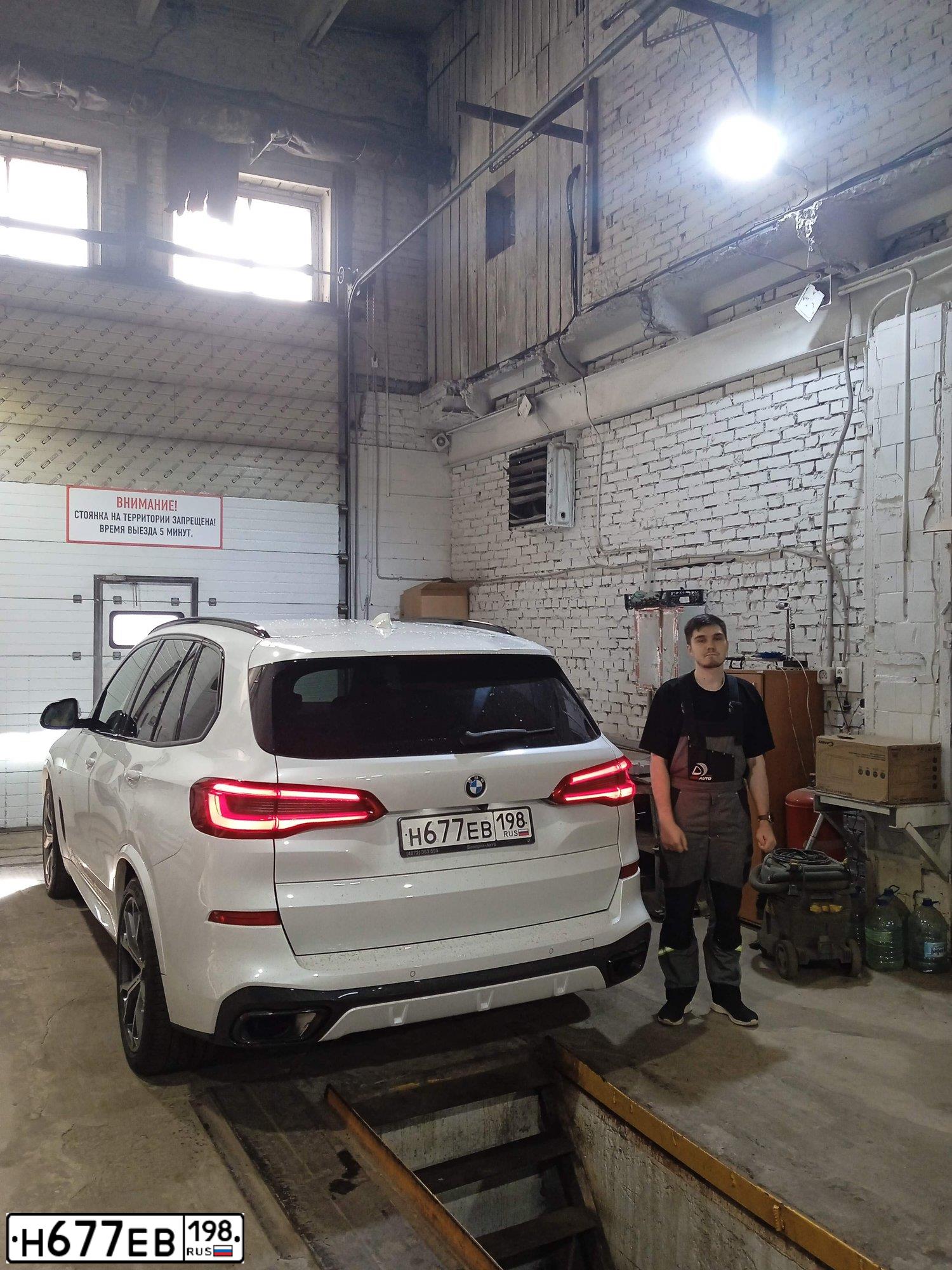 Фото автомобиля BMW X5, 2019 — госномер Т875ВМ198. Цвет: БЕЛЫЙ МЕТАЛЛИК
