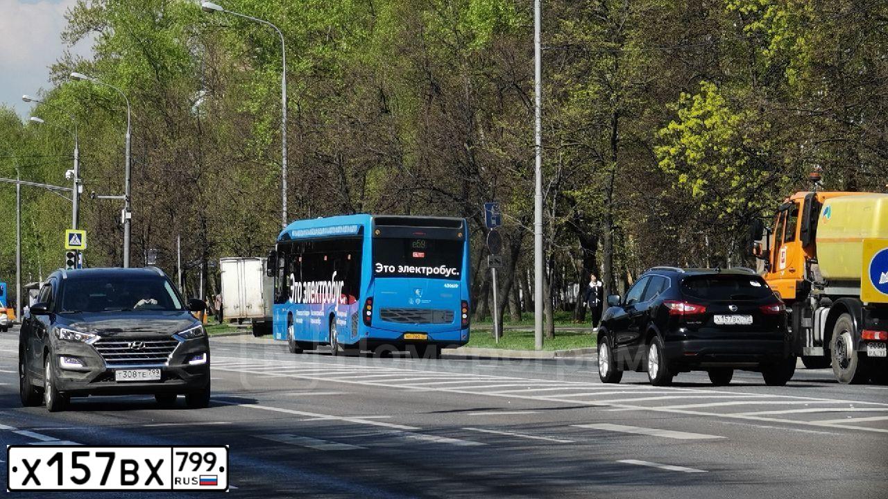 Фото автомобиля BMW X4, 2017 — госномер Х157ВХ799. Цвет: Белый