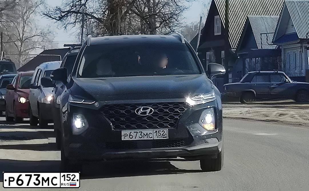 Фото автомобиля HYUNDAI SANTA FE, 2018 — госномер Р673МС152. Цвет: ЧЕРНЫЙ