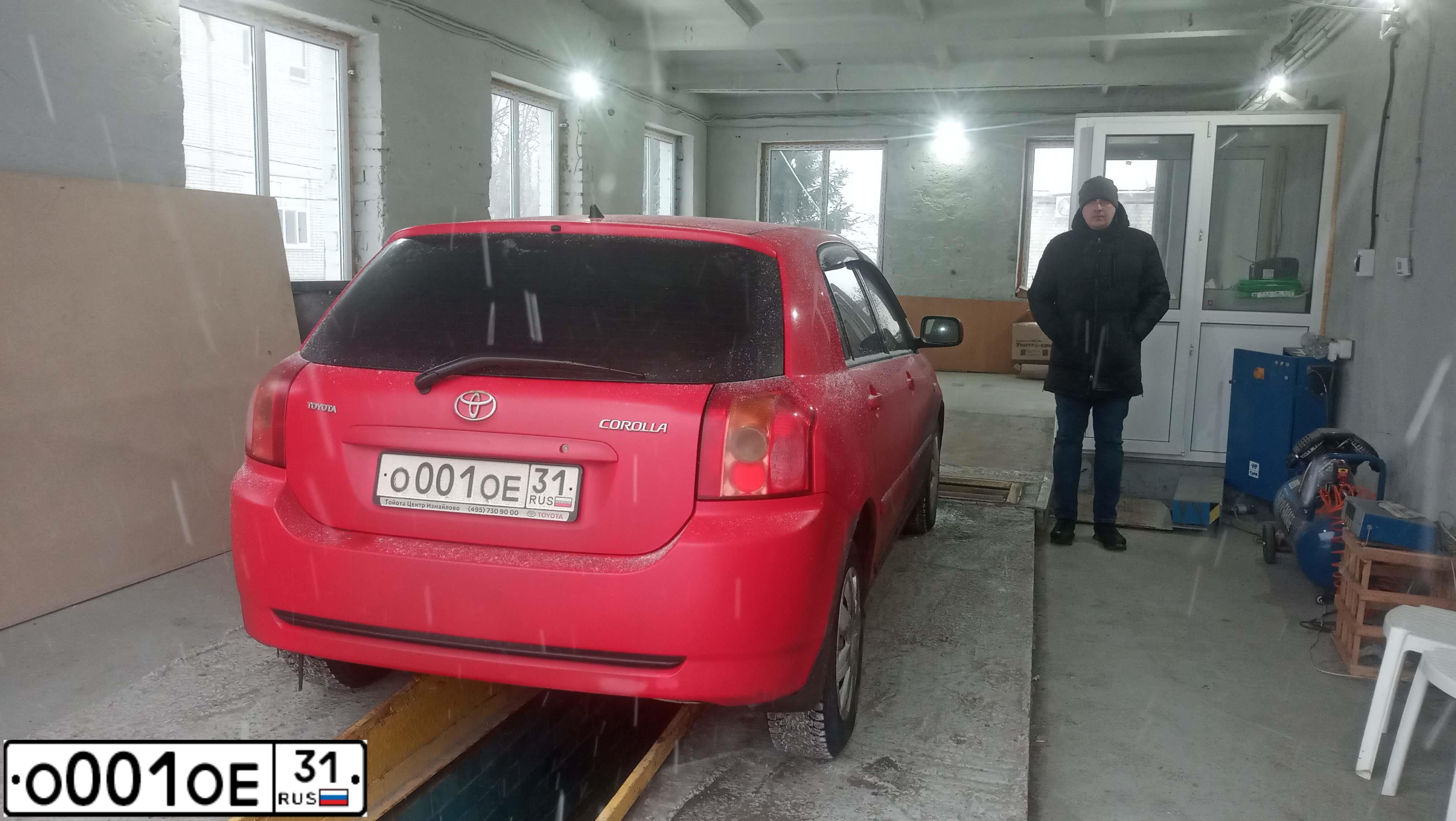 Фото автомобиля TOYOTA COROLLA, 2006 — госномер О001ОЕ31. Цвет: Красный
