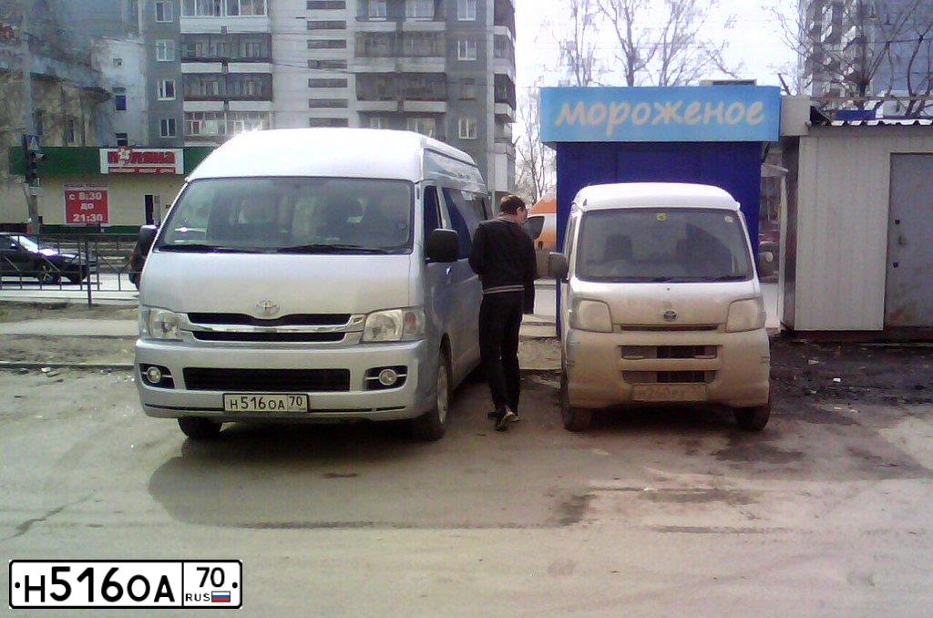 Фото автомобиля TOYOTA HIACE, 2007 — госномер А278ЕС17. Цвет: СЕРЕБРИСТЫЙ