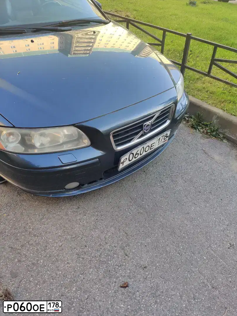 Фото автомобиля VOLKSWAGEN CARAVELLE, 2014 — госномер Р060ОЕ178. Цвет: ЧЕРНЫЙ