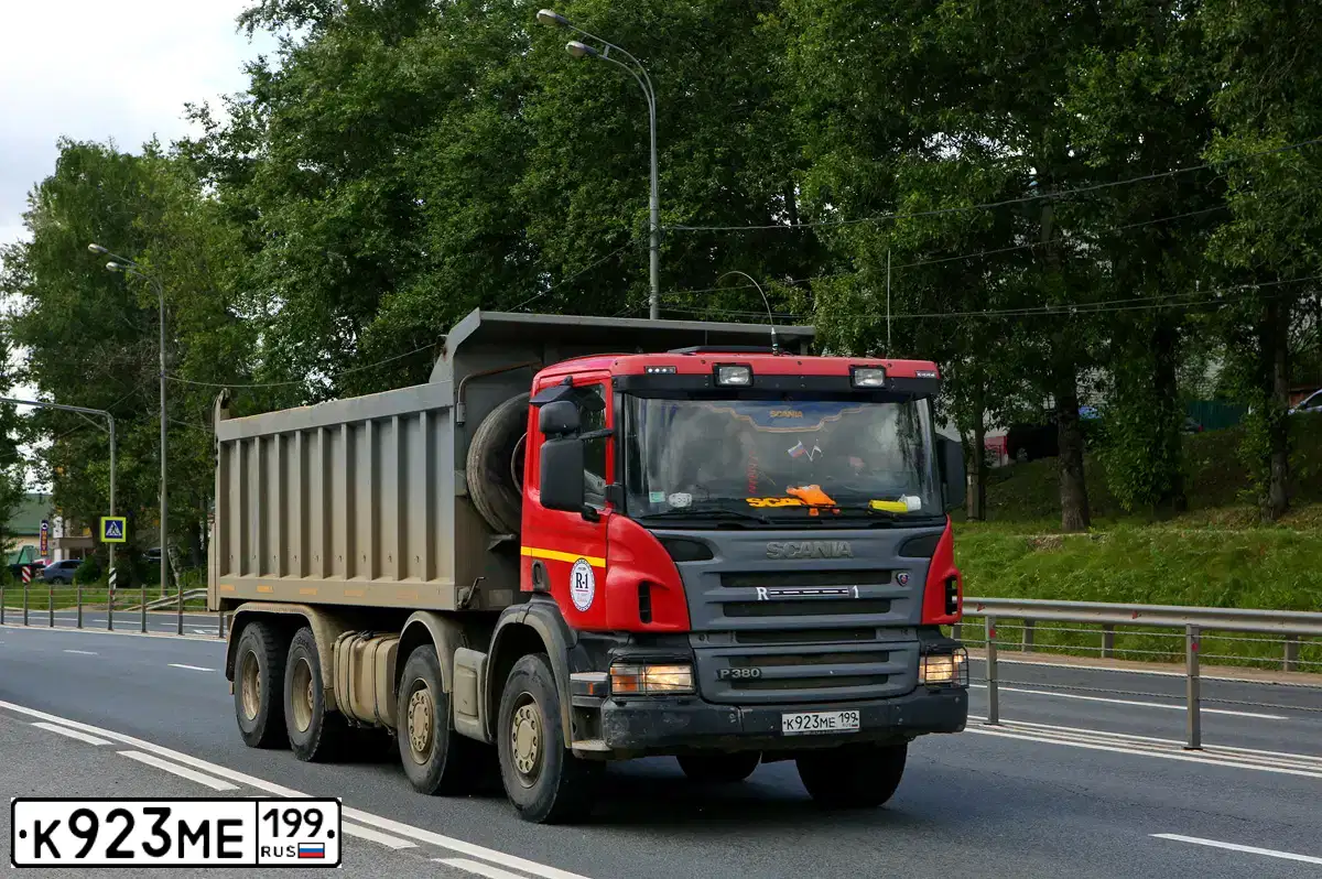 Фото автомобиля SCANIA SERIE P /8X4/, 2008 — госномер К923МЕ199. Цвет: КРАСНЫЙ