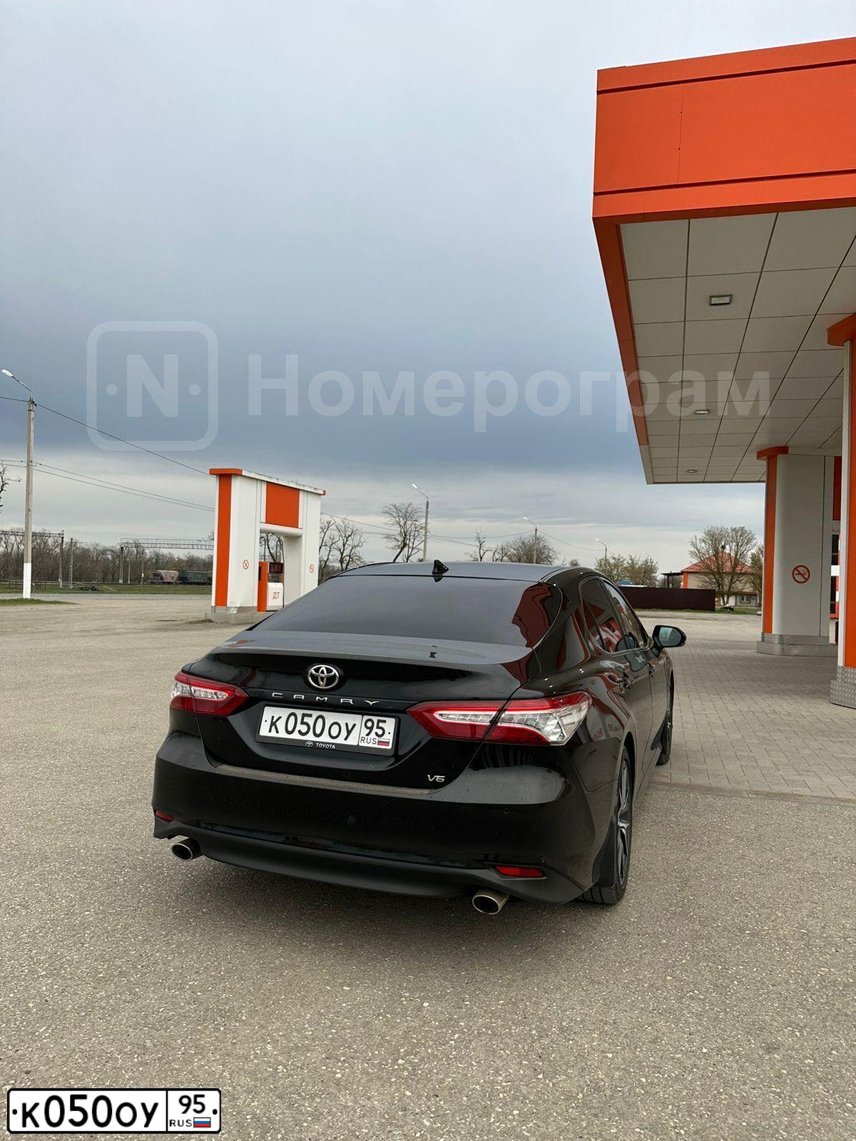Фото автомобиля TOYOTA CAMRY, 2021 — госномер К050ОУ95. Цвет: ЧЕРНЫЙ