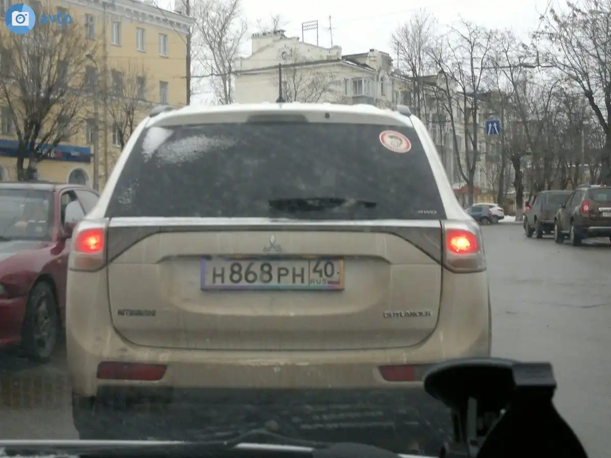 Фото автомобиля MITSUBISHI OUTLANDER, 2012 — госномер Н868РН40. Цвет: Белый