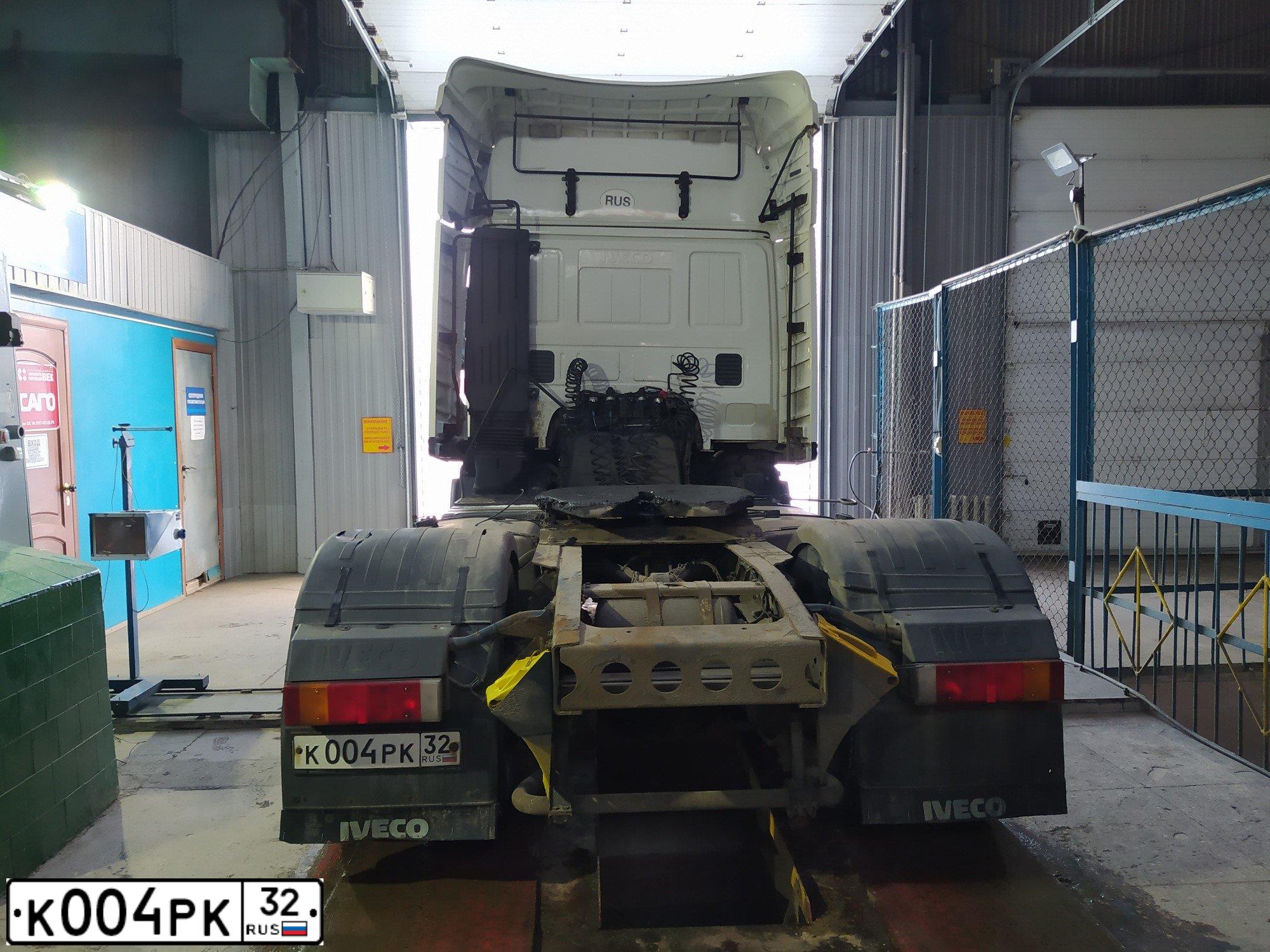 Фото автомобиля IVECO STRALIS, 2011 — госномер К004РК32. Цвет: Белый