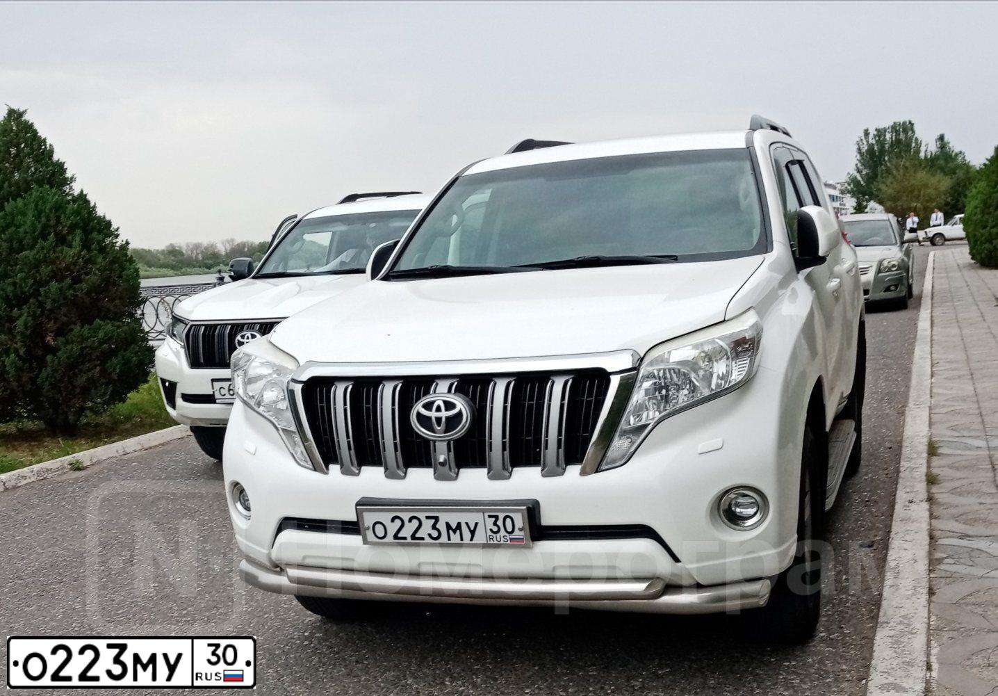 Фото автомобиля TOYOTA LANDCRUISER, 2015 — госномер О223МУ30. Цвет: Белый