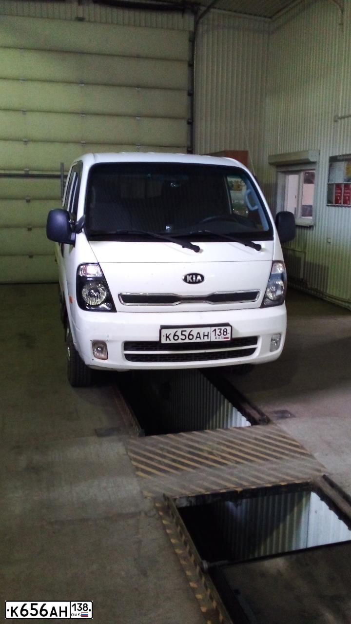 Фото автомобиля KIA BONGO, 2014 — госномер Х003МХ03. Цвет: Белый