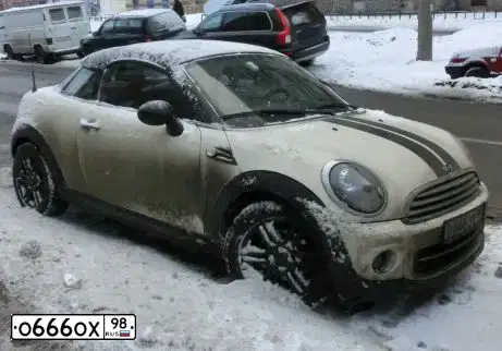 Фото автомобиля MINI МИНИ СООРЕR СОUРЕ, 2012 — госномер О666ОУ98. Цвет: БЕЛЫЙ