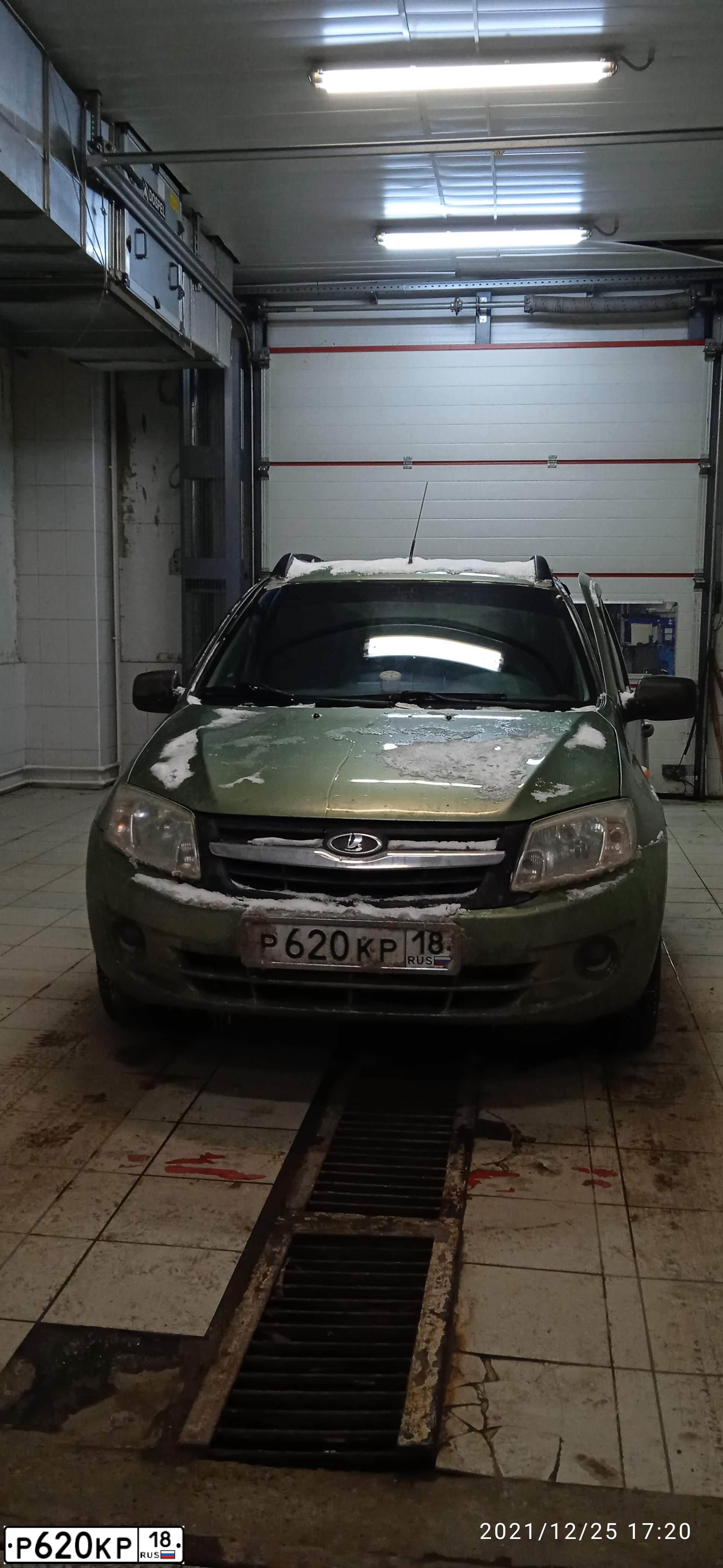 Фото автомобиля LADA 2190 GRANTA, 2013 — госномер Р620КР18. Цвет: СВЕТЛО-ЗЕЛЕНЫЙ