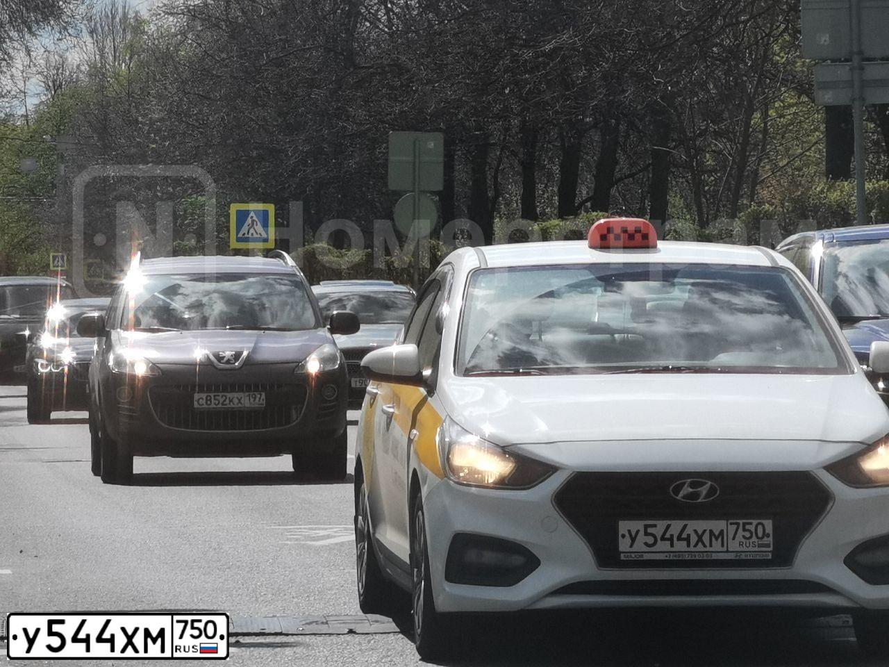 Фото автомобиля HYUNDAI SOLARIS, 2018 — госномер В004РР90. Цвет: БЕЛЫЙ-ЖЕЛТЫЙ-СЕРЫЙ