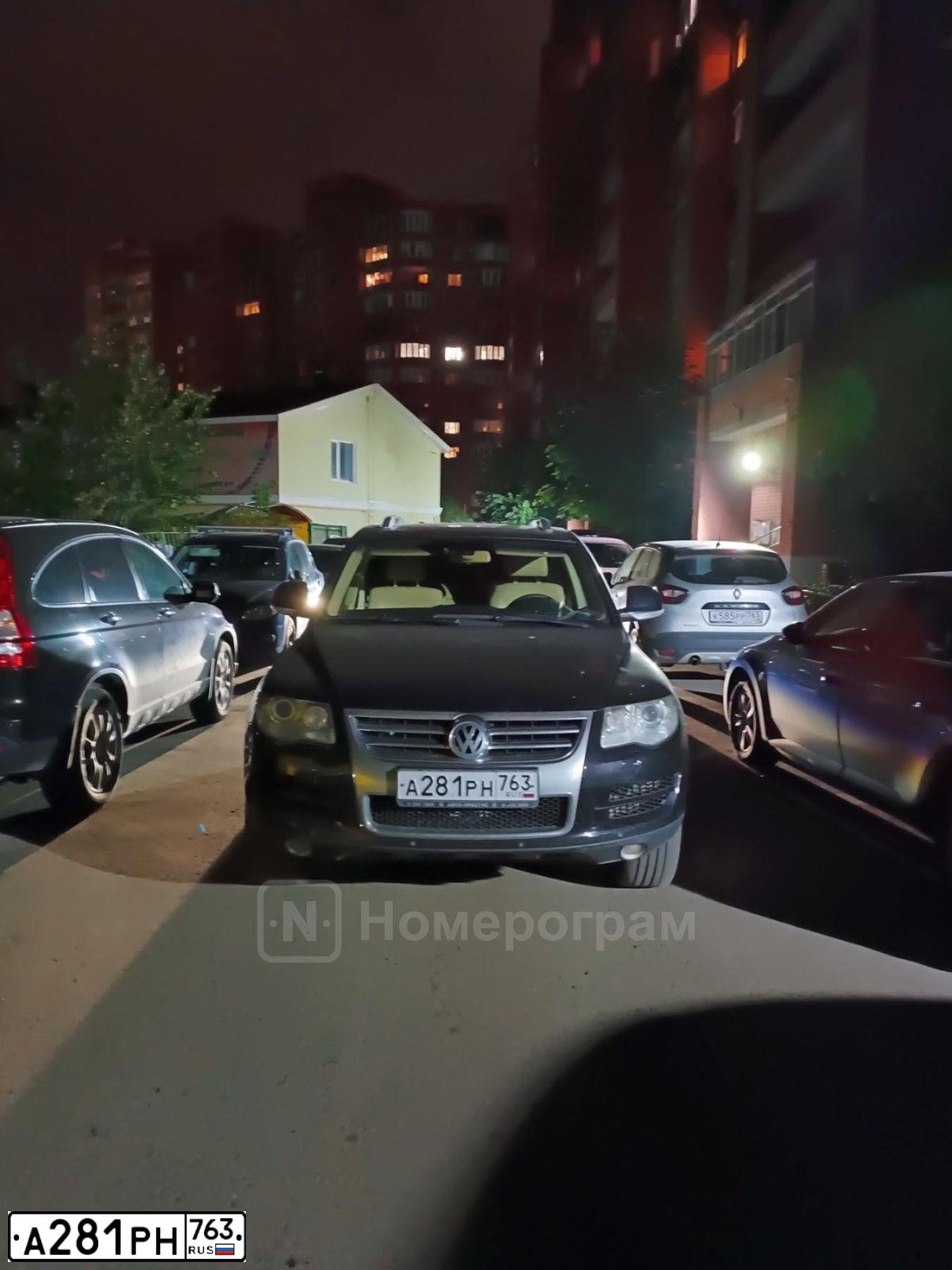 Фото автомобиля VOLKSWAGEN TOUAREG, 2008 — госномер Т002ЕМ63. Цвет: ЧЕРНЫЙ
