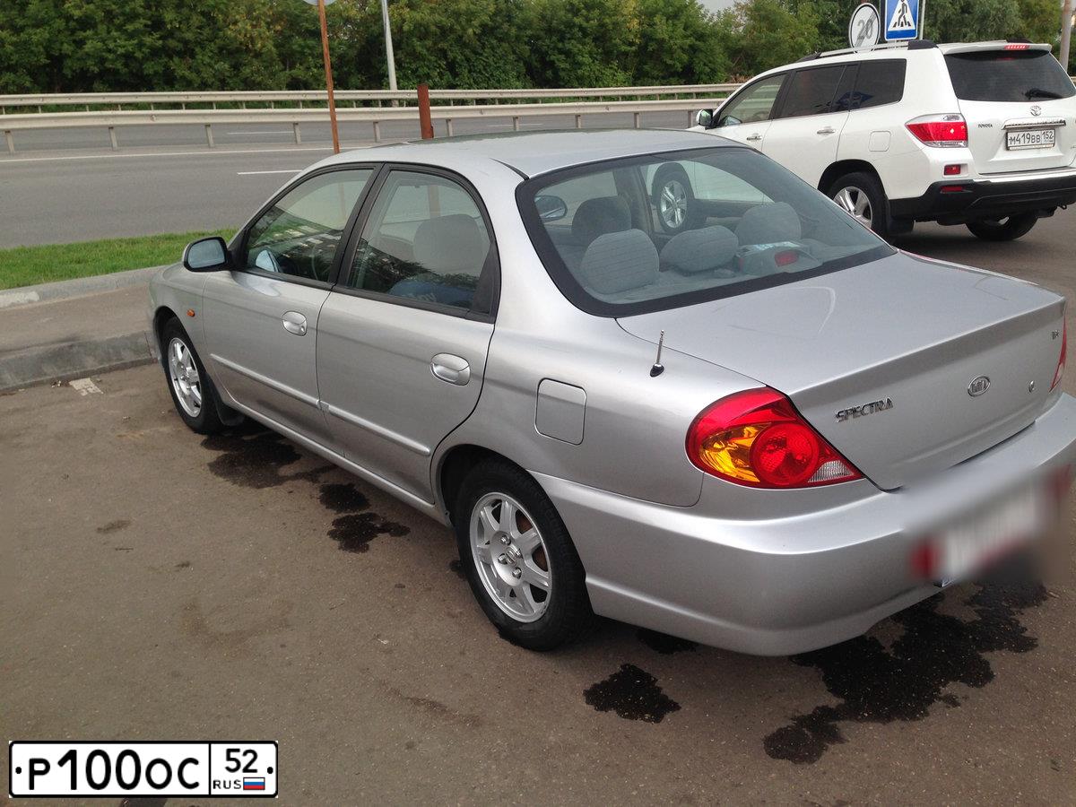 Фото автомобиля KIA SPECTRA, 2009 — госномер Р100ОС52. Цвет: Серебристый