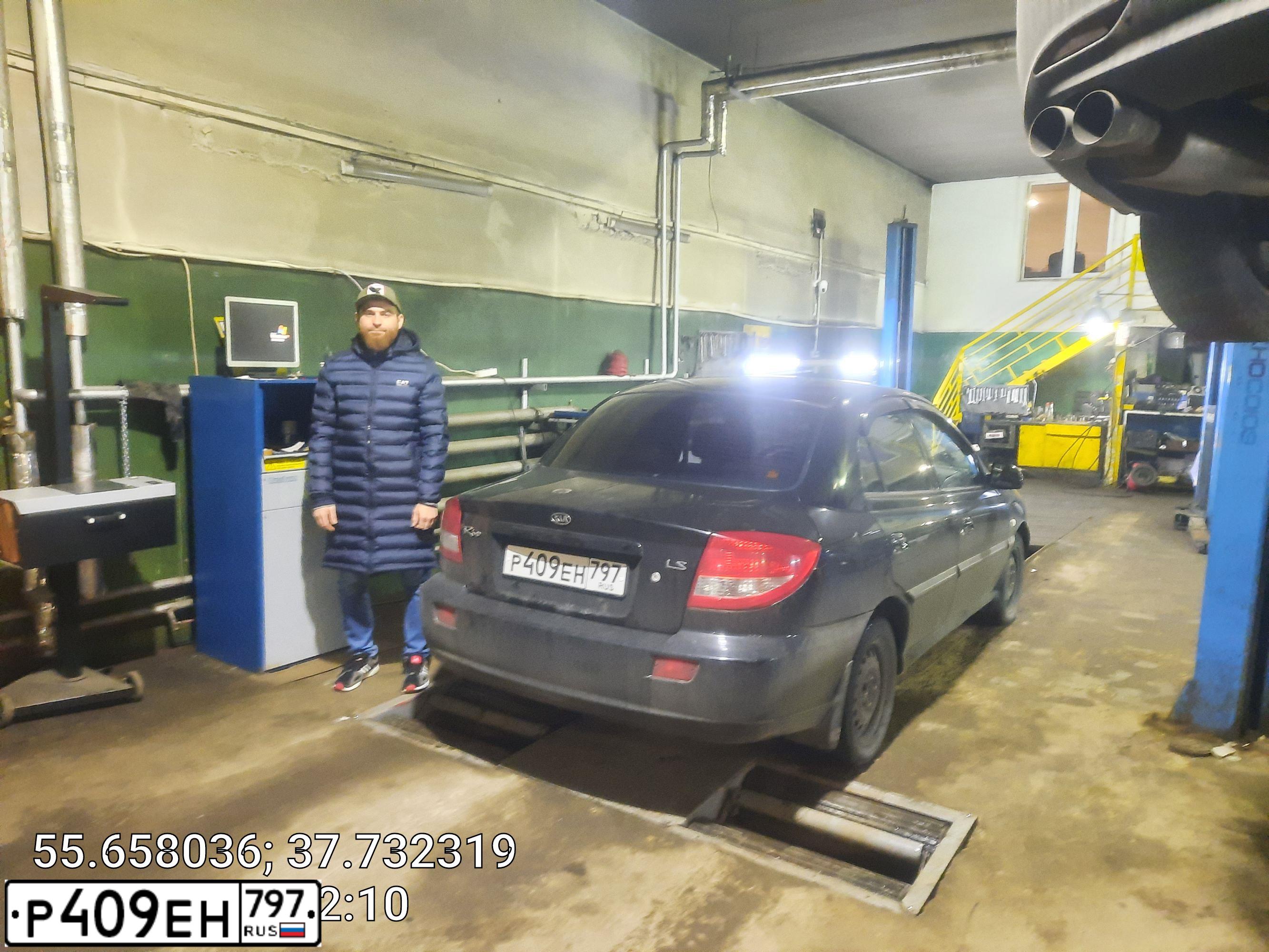 Фото автомобиля KIA RIO, 2004 — госномер Е102ОМ156. Цвет: ЧЕРНЫЙ