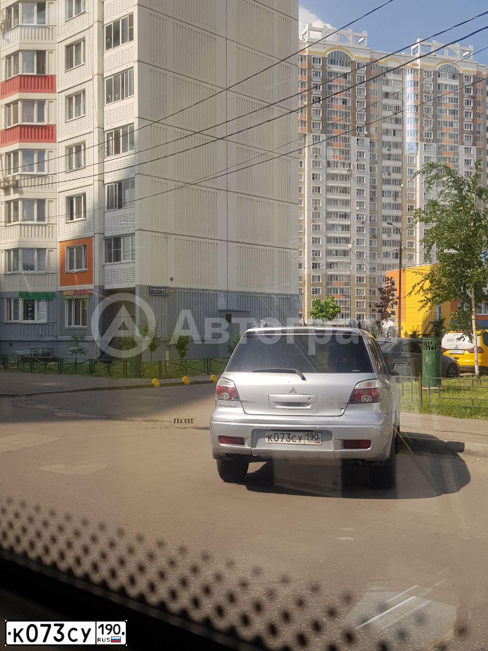 Фото автомобиля MITSUBISHI OUTLANDER, 2006 — госномер К073СУ190. Цвет: СЕРЫЙ