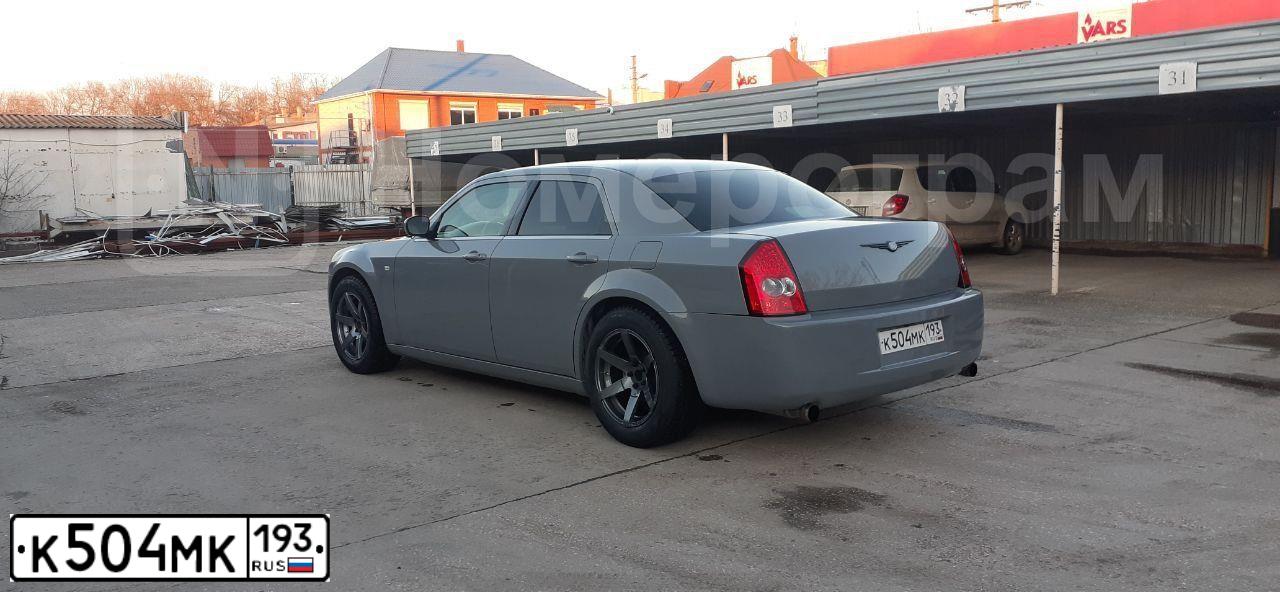 Фото автомобиля CHRYSLER SERIE 300, 2004 — госномер А691РН193. Цвет: СЕРЫЙ