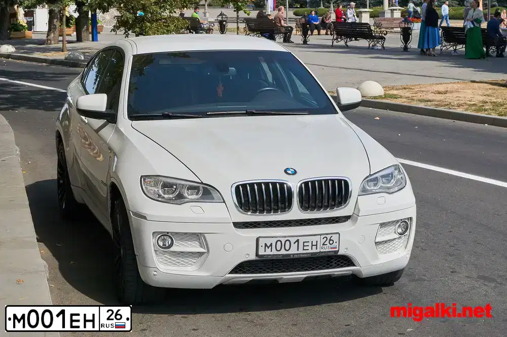 Фото автомобиля NISSAN QASHQAI, 2008 — госномер М001ЕН26. Цвет: СЕРЕБРИСТЫЙ