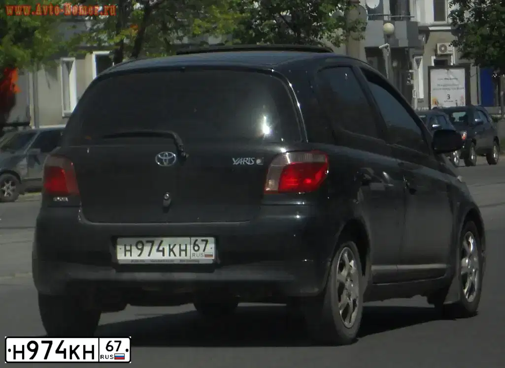 Фото автомобиля TOYOTA YARIS, 2000 — госномер Н974КН67. Цвет: ЧЕРНЫЙ