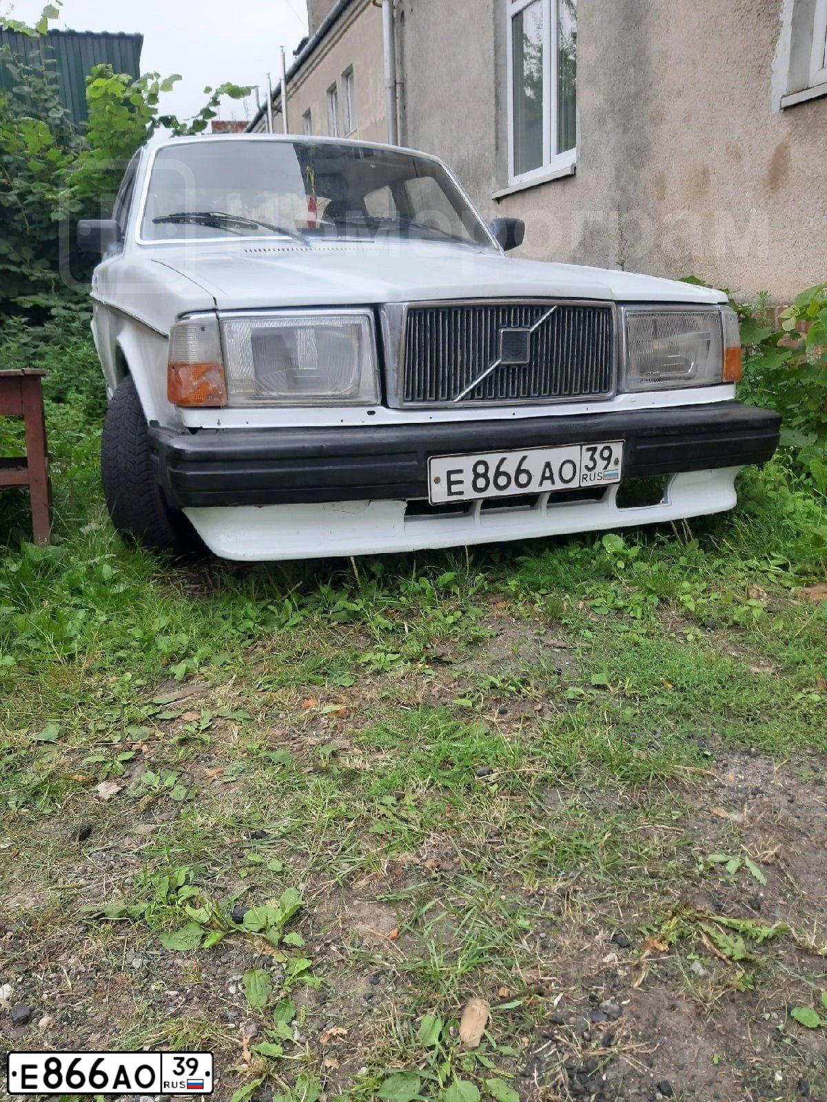 Фото автомобиля VOLVO 240-SERIE, 1983 — госномер Е866АО39. Цвет: БЕЛЫЙ