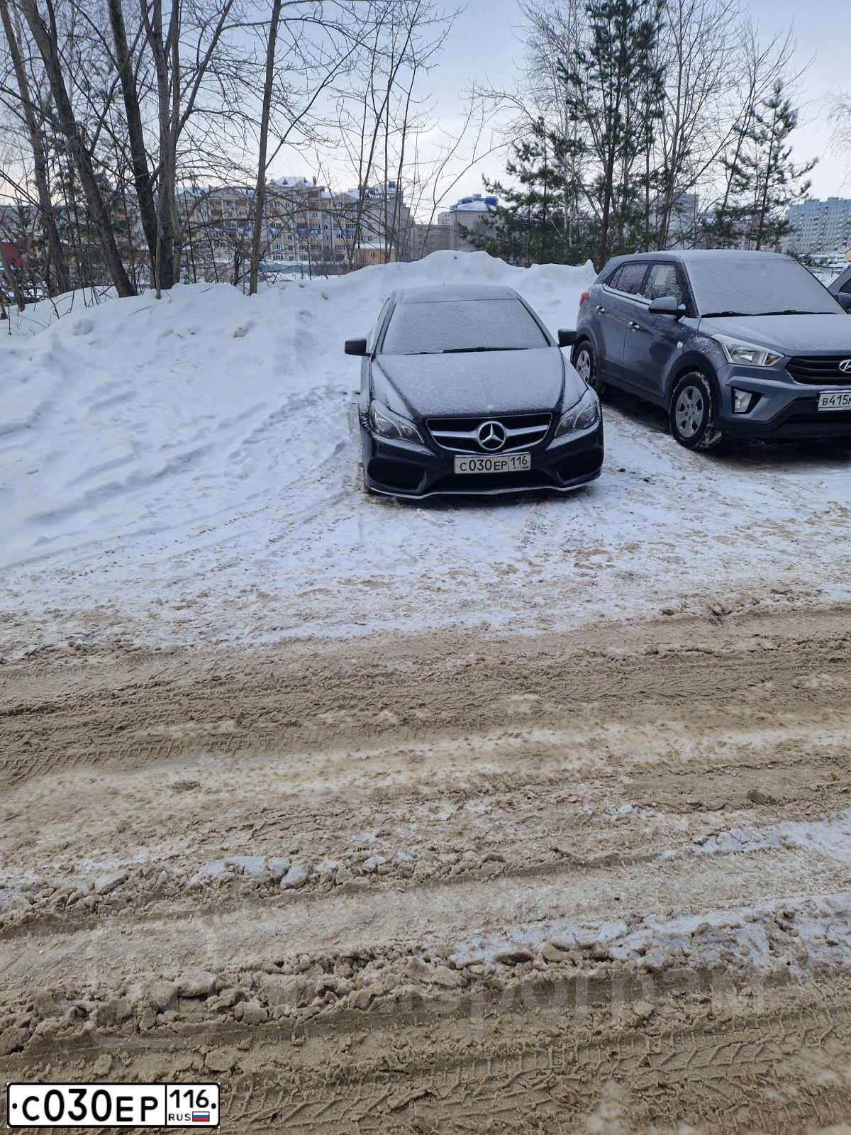 Фото автомобиля HYUNDAI SOLARIS, 2018 — госномер Н356ЕТ18. Цвет: Красный