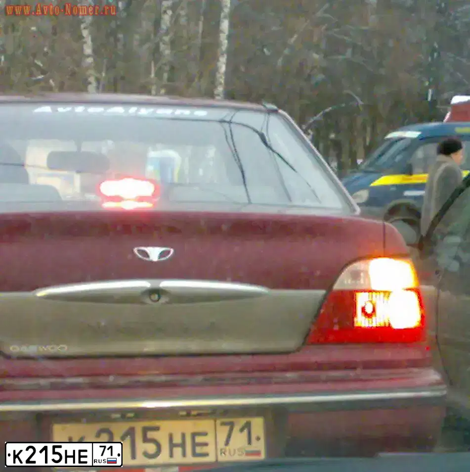 Фото автомобиля DAEWOO NEXIA, 2004 — госномер К215НЕ71. Цвет: СПЕЛАЯ ВИШНЯ