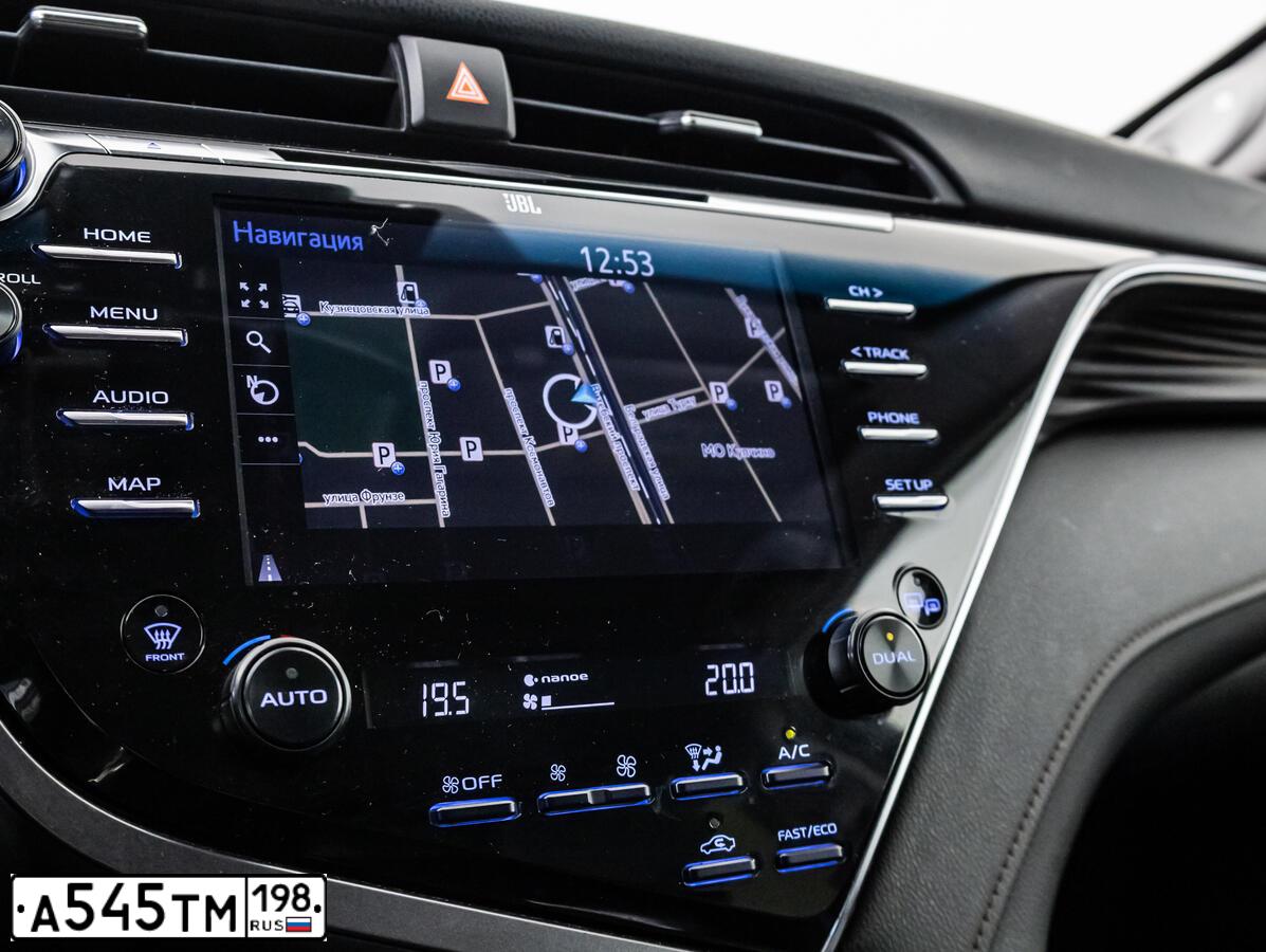 Фото автомобиля TOYOTA CAMRY, 2018 — госномер С500ЕА53. Цвет: БЕЛЫЙ ПЕРЛАМУТР