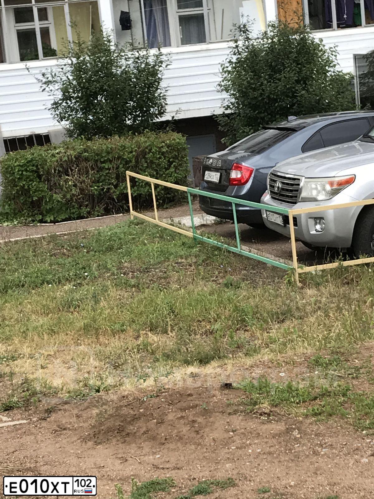Фото автомобиля TOYOTA LANDCRUISER 200, 2012 — госномер Х511АТ47. Цвет: серебристый