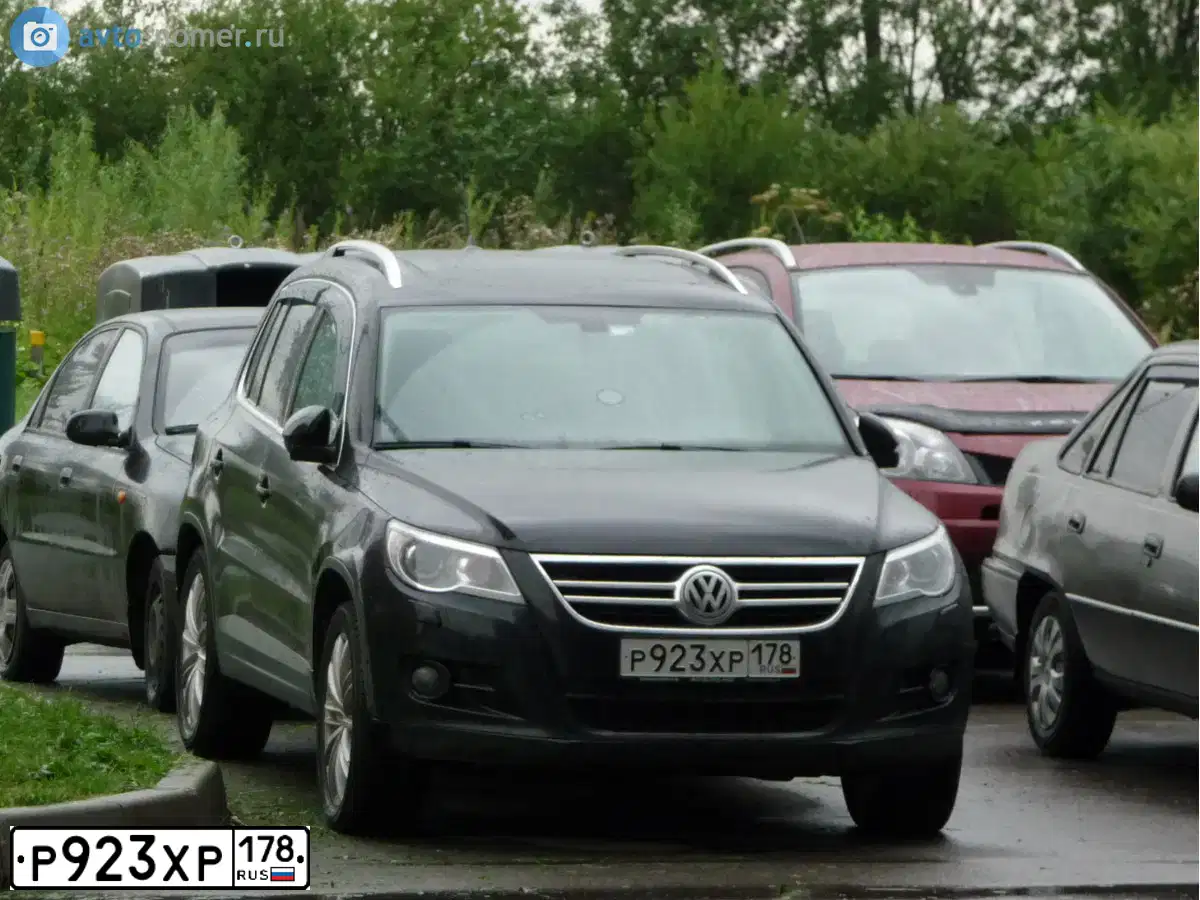 Фото автомобиля VOLKSWAGEN TIGUAN, 2010 — госномер Р923ХР178. Цвет: ЧЕРНЫЙ