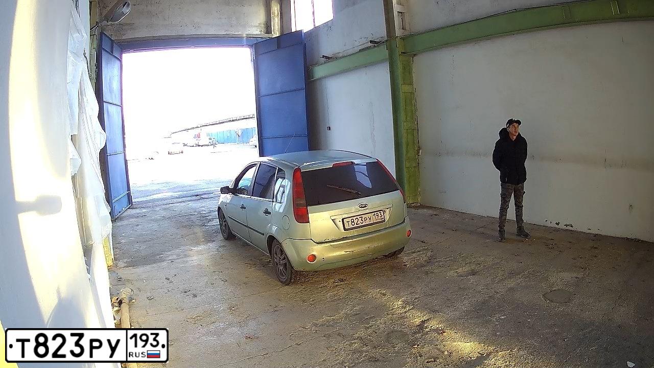 Фото автомобиля FORD FIESTA / ASPIRE, 2003 — госномер Т823РУ193. Цвет: ЗЕЛЕНЫЙ