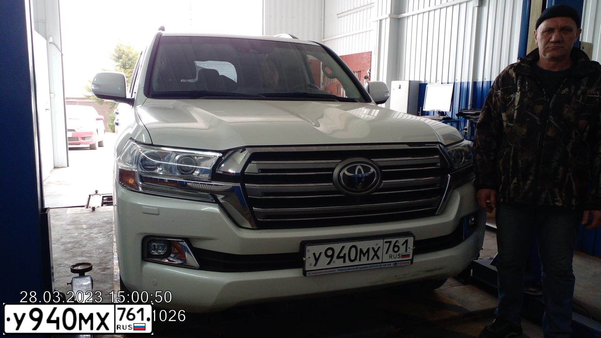 Фото автомобиля TOYOTA LANDCRUISER 200, 2017 — госномер У940МХ761. Цвет: Белый