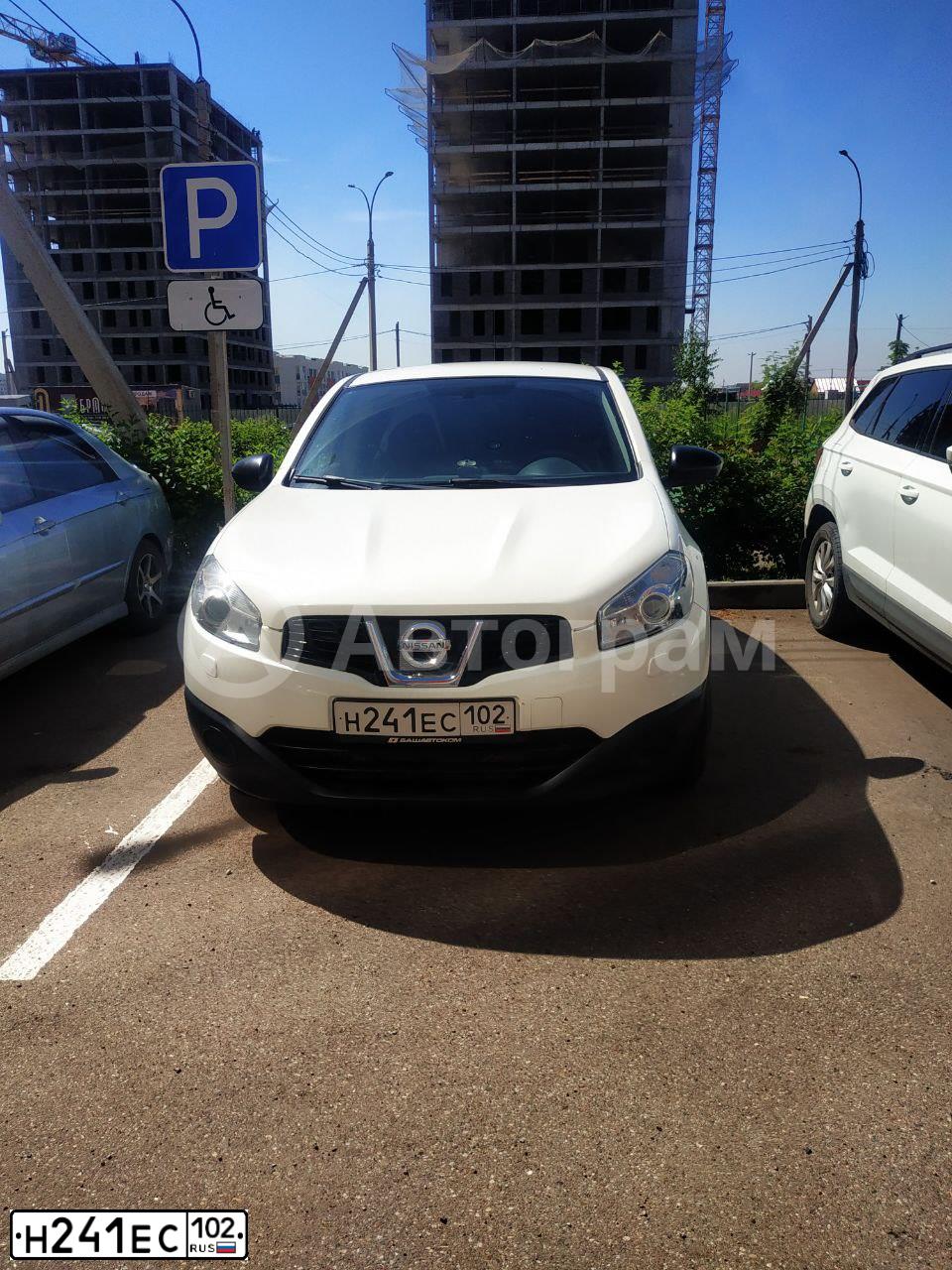 Фото автомобиля NISSAN QASHQAI, 2012 — госномер Н241ЕС102. Цвет: Белый
