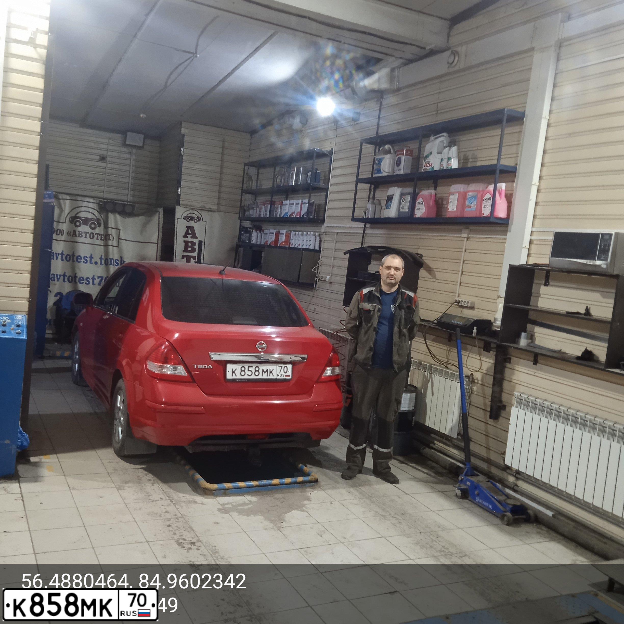 Фото автомобиля NISSAN TIIDA, 2010 — госномер К858МК70. Цвет: КРАСНЫЙ