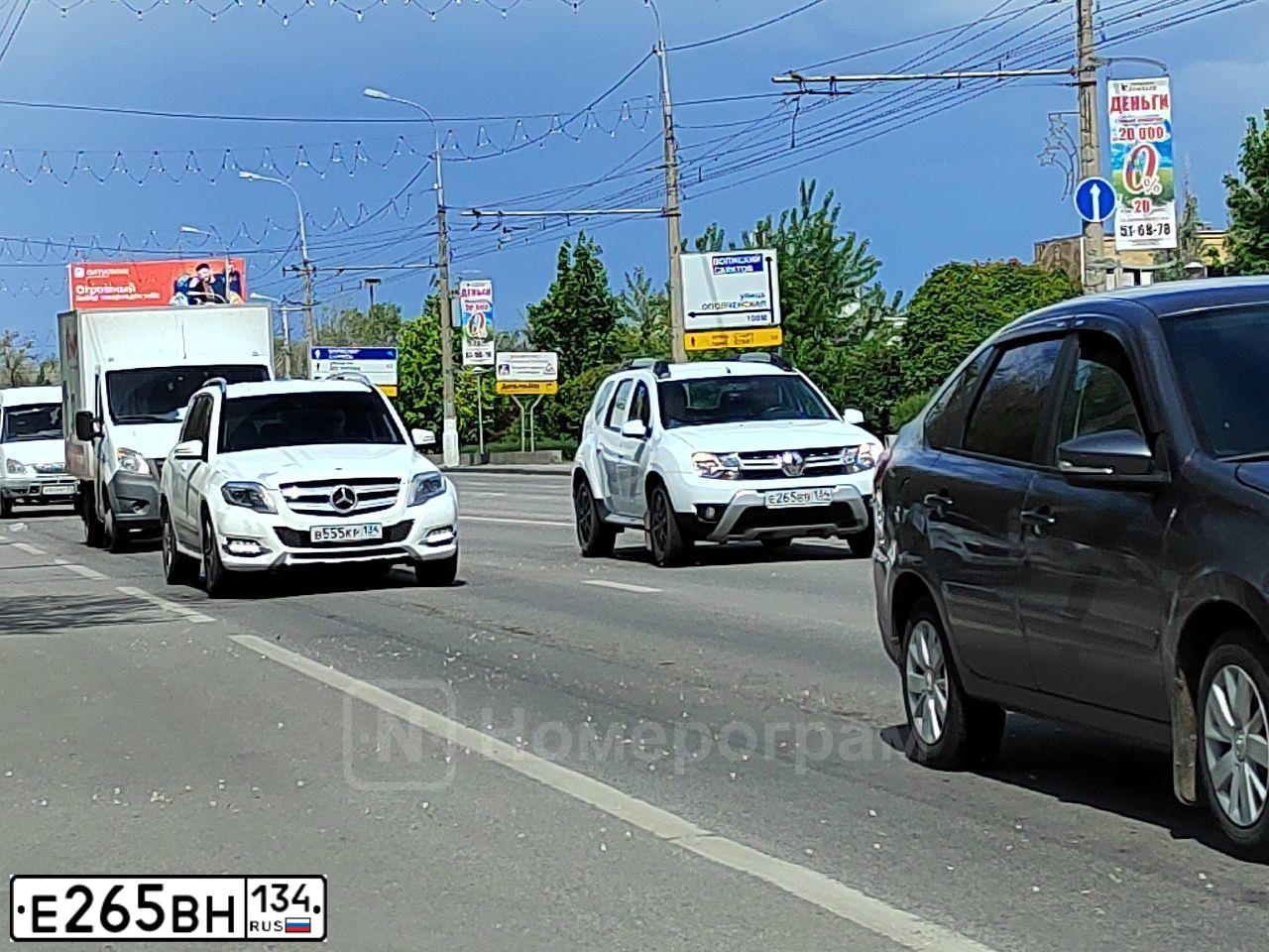 Фото автомобиля RENAULT LOGAN, 2017 — госномер Е265ВН134. Цвет: СВЕТЛО-СЕРЫЙ