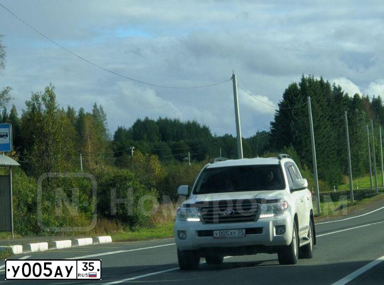 Фото автомобиля SKODA OCTAVIA, 2008 — госномер Е353УО35. Цвет: ВИШНЕВЫЙ