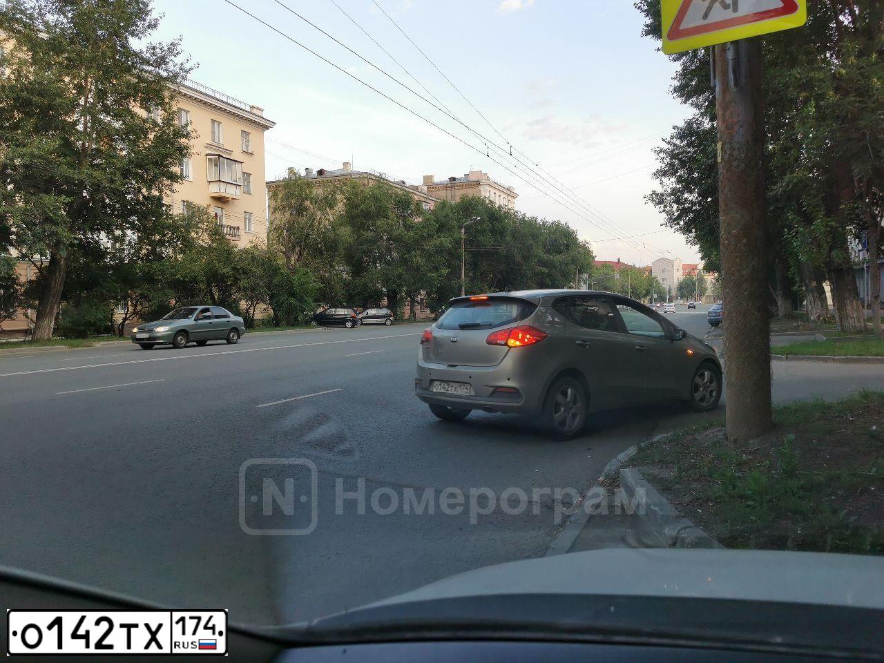 Фото автомобиля KIA CEE'D, 2013 — госномер О142ТХ174. Цвет: Серебристый