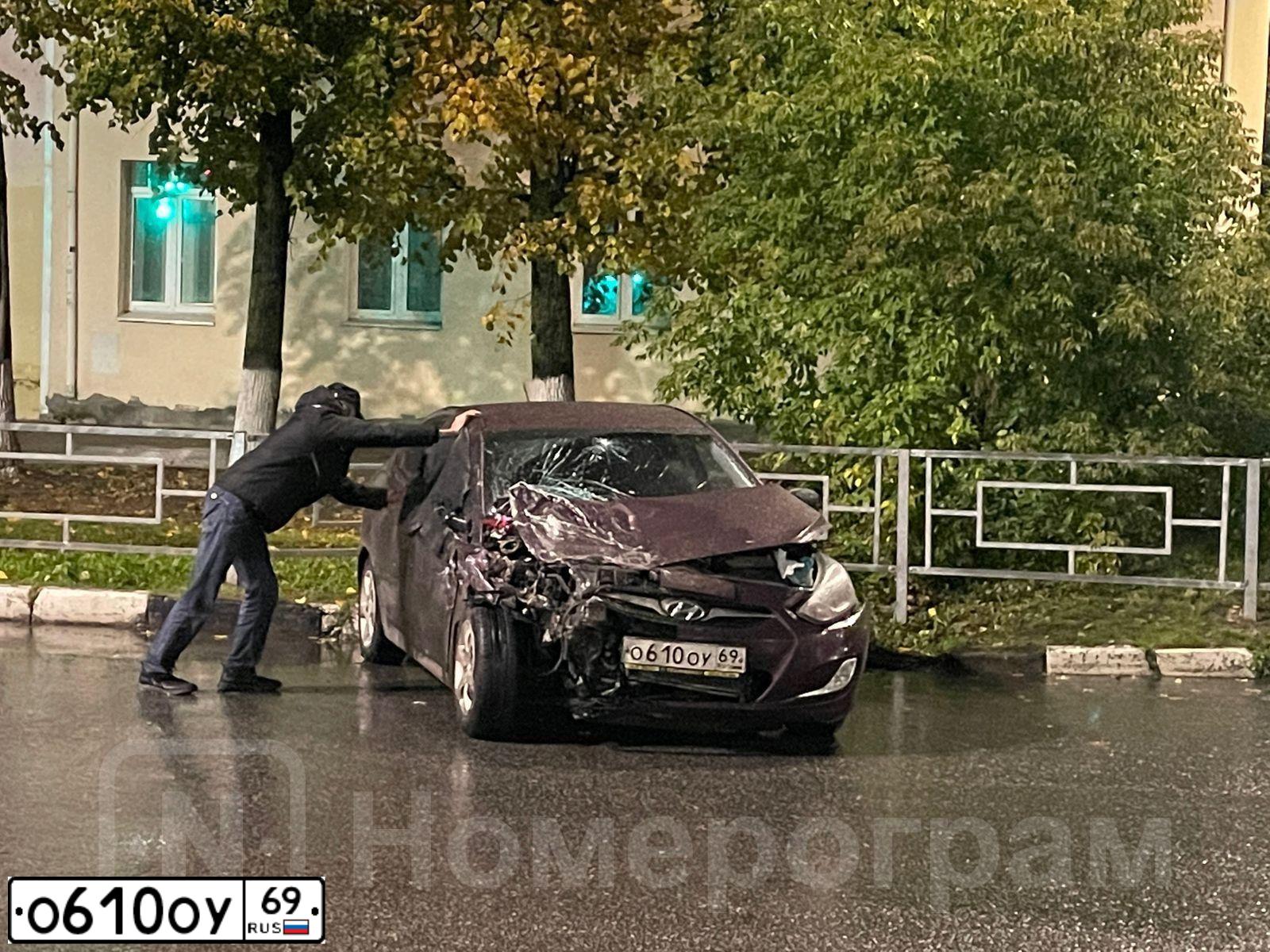 Фото автомобиля HYUNDAI SOLARIS, 2012 — госномер М595ХР35. Цвет: ФИОЛЕТОВЫЙ