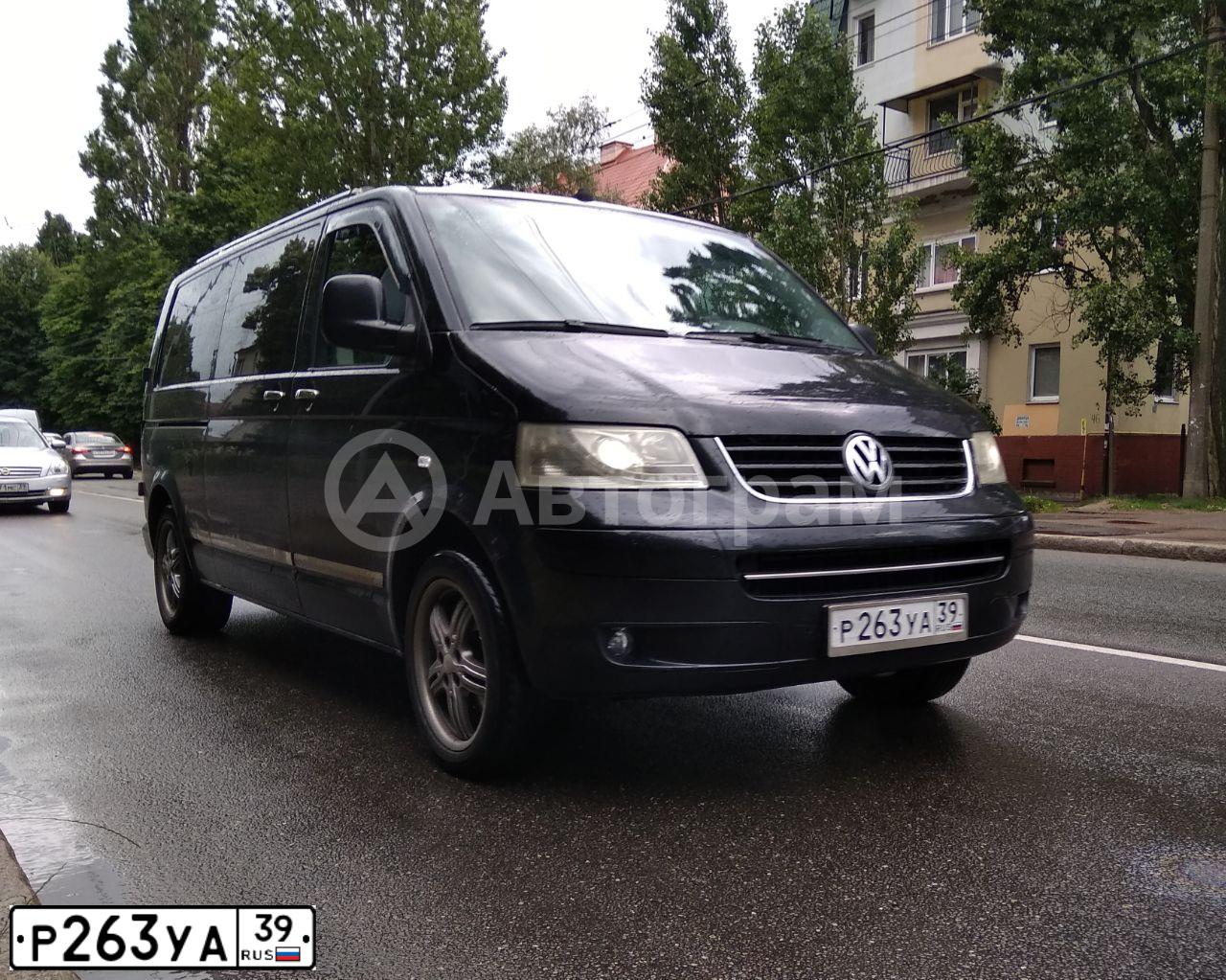 Фото автомобиля VOLKSWAGEN TRANSPORTER, 2007 — госномер О800ХУ39. Цвет: ЧЕРНЫЙ