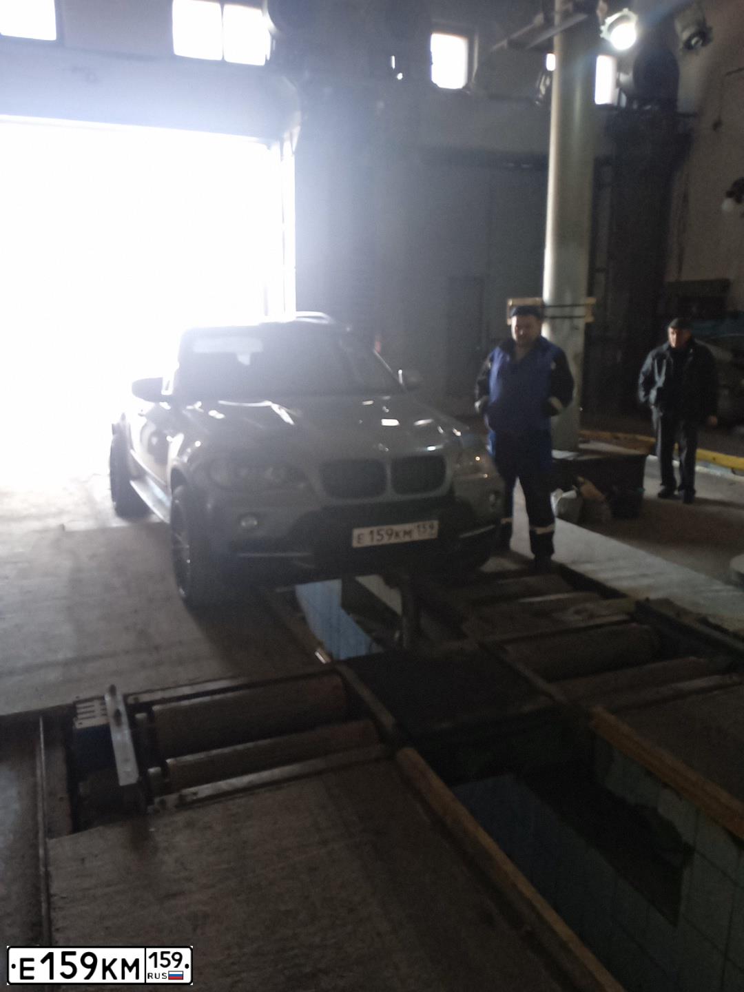 Фото автомобиля BMW X5, 2007 — госномер С500ВХ55. Цвет: СЕРЫЙ