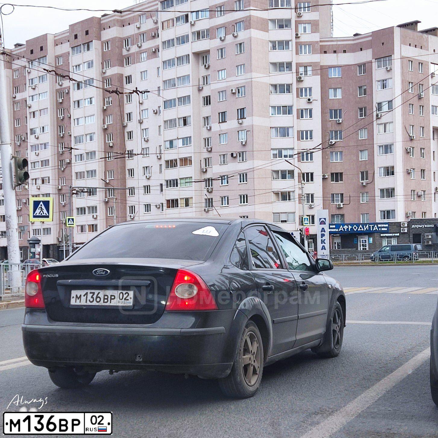 Фото автомобиля FORD FOCUS, 2006 — госномер М136ВР02. Цвет: ЧЕРНЫЙ