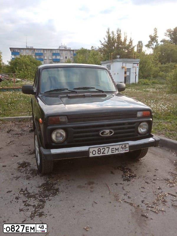 Фото автомобиля LADA 2121 NIVA, 2018 — госномер О827ЕМ48. Цвет: ЧЕРНЫЙ