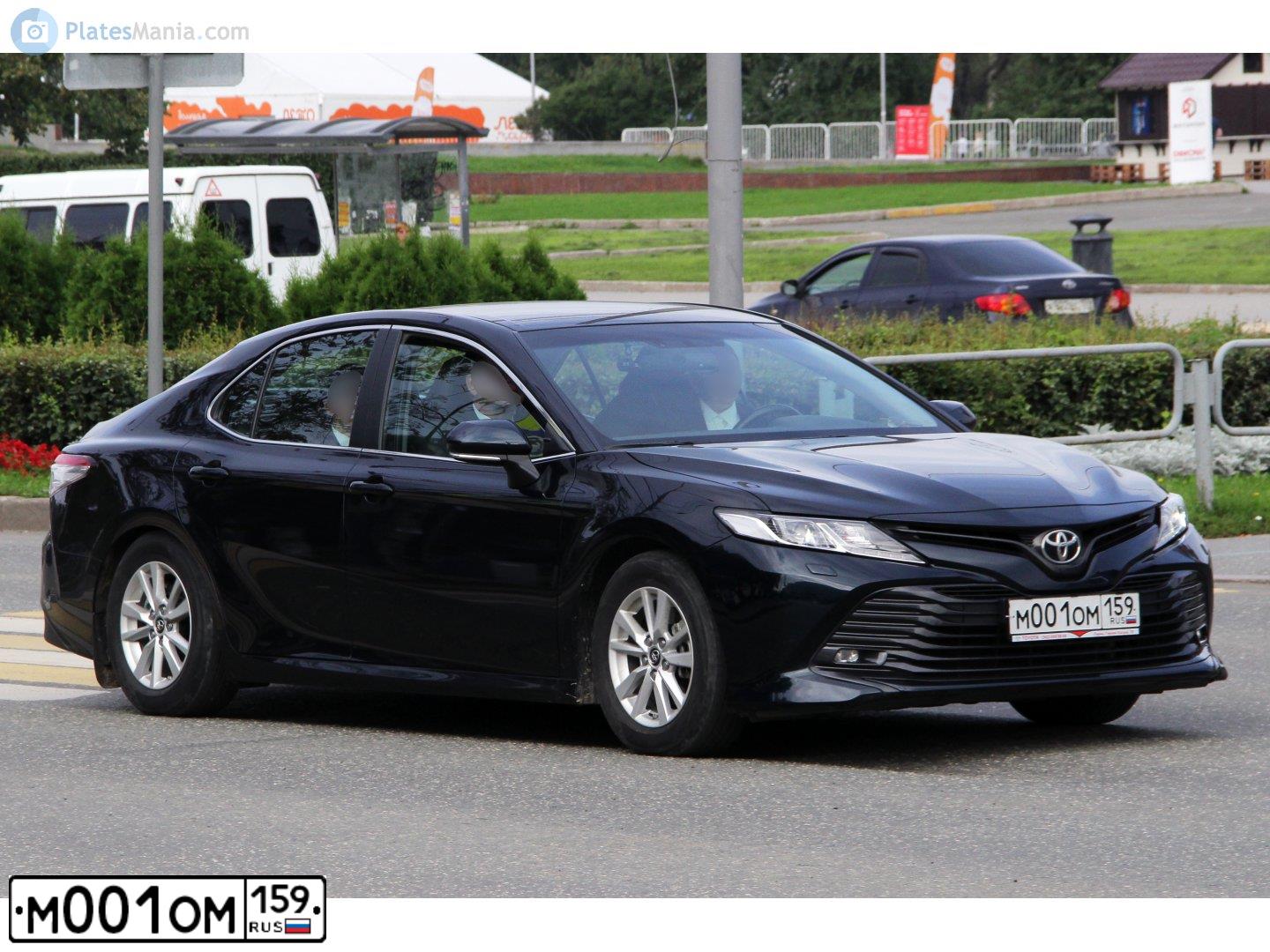 Фото автомобиля TOYOTA CAMRY, 2018 — госномер М001ОМ159. Цвет: ТЕМНО-СИНИЙ МЕТАЛЛИК