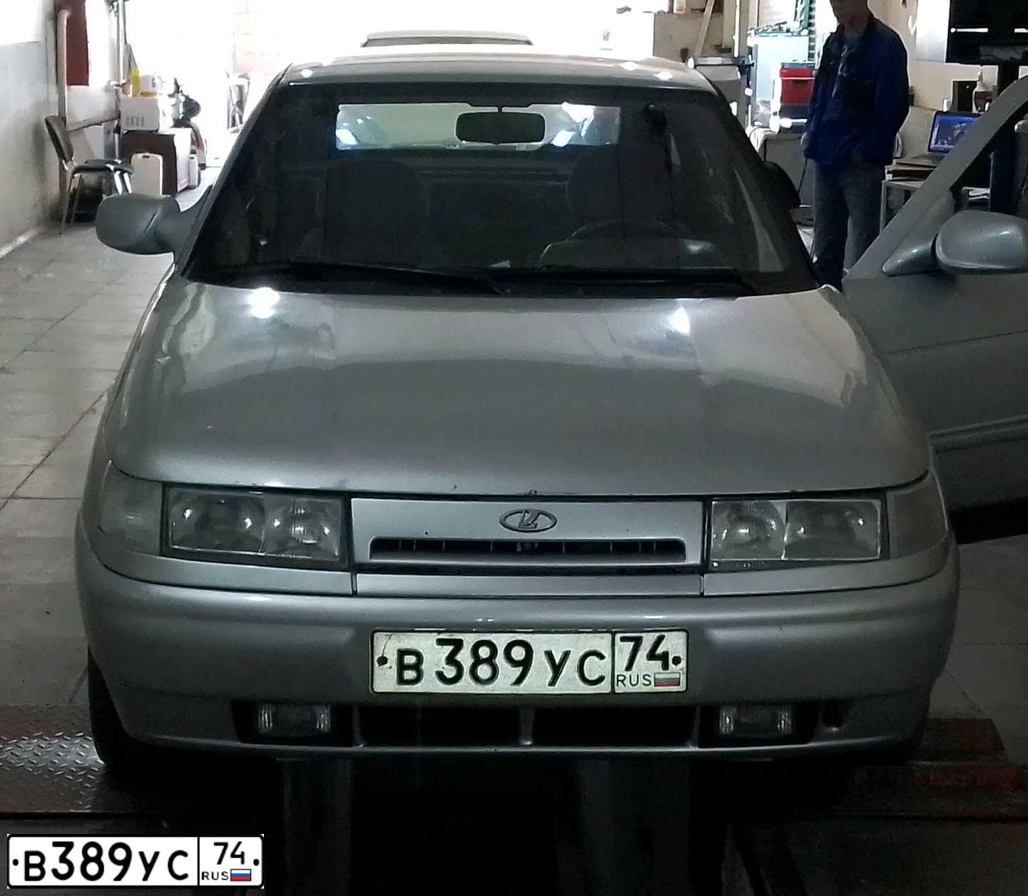 Фото автомобиля LADA 2112, 2003 — госномер В389УС74. Цвет: БЕЛЫЙ