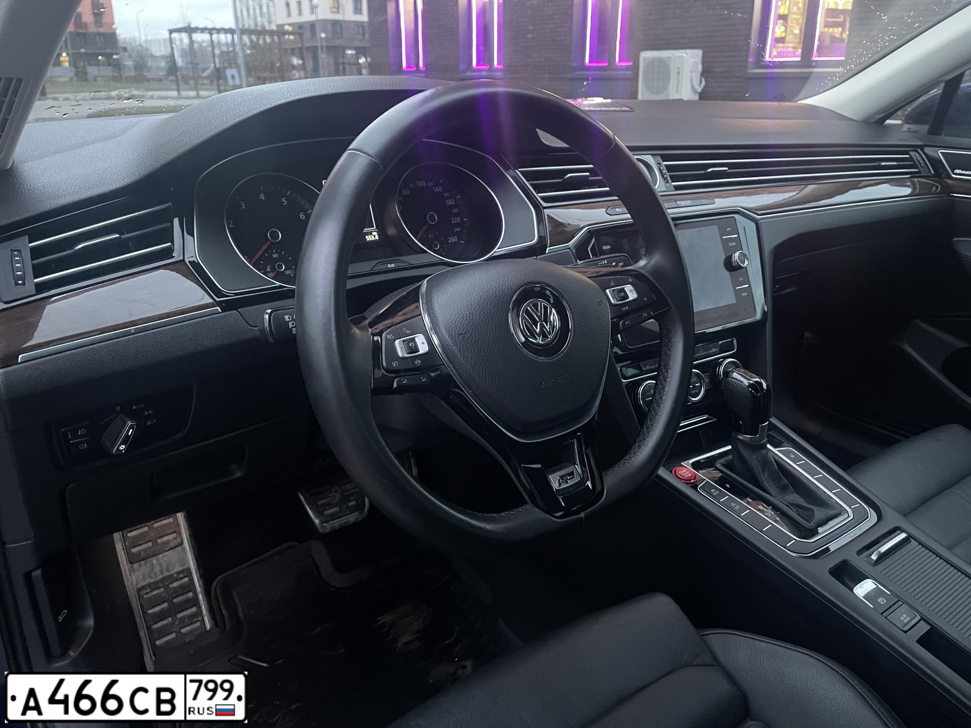 Фото автомобиля VOLKSWAGEN PASSAT, 2019 — госномер А466СВ799. Цвет: СИНИЙ