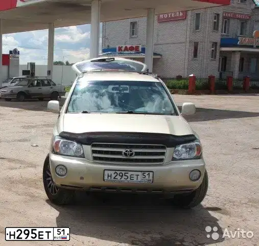 Фото автомобиля TOYOTA HIGHLANDER, 2002 — госномер Н295ЕТ51. Цвет: БЕЛЫЙ (СЕРЕБРИСТЫЙ)