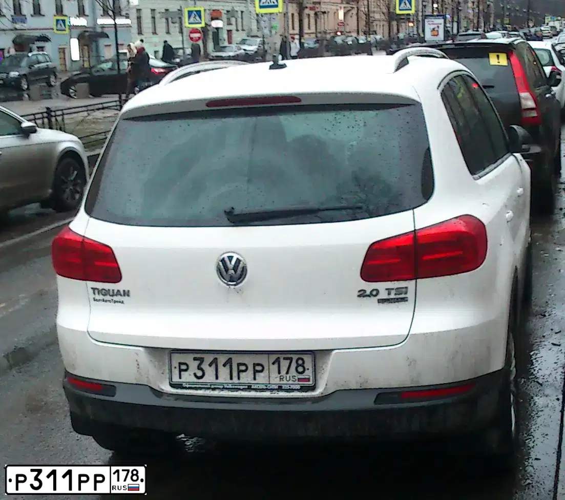 Фото автомобиля VOLKSWAGEN TIGUAN, 2013 — госномер Р311РР178. Цвет: БЕЛЫЙ