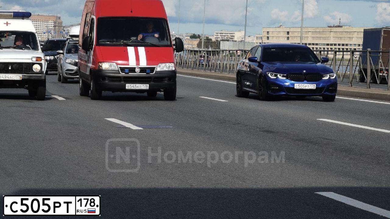 Фото автомобиля AUDI A1 SPORTBACK, 2014 — госномер С505РТ178. Цвет: Красный