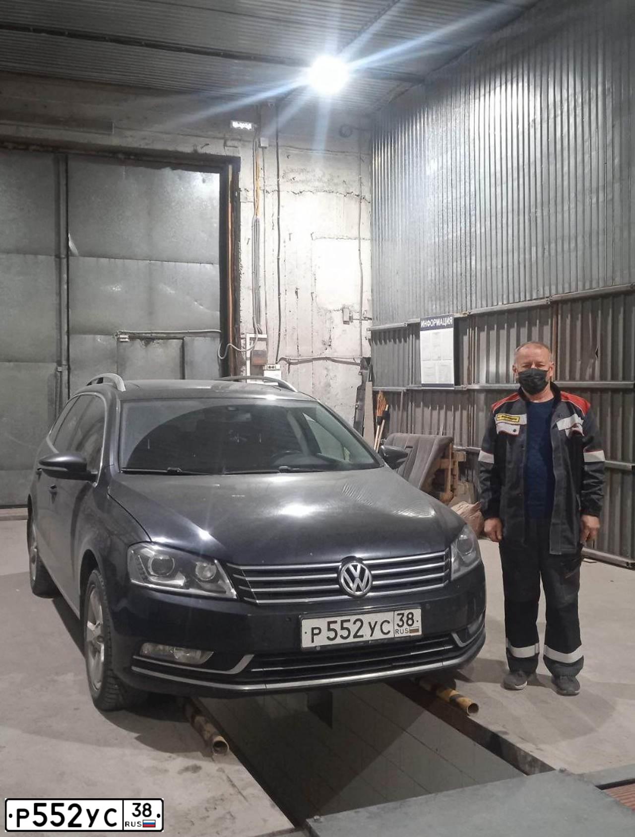 Фото автомобиля VOLKSWAGEN PASSAT, 2011 — госномер Р552УС38. Цвет: ЧЕРНЫЙ